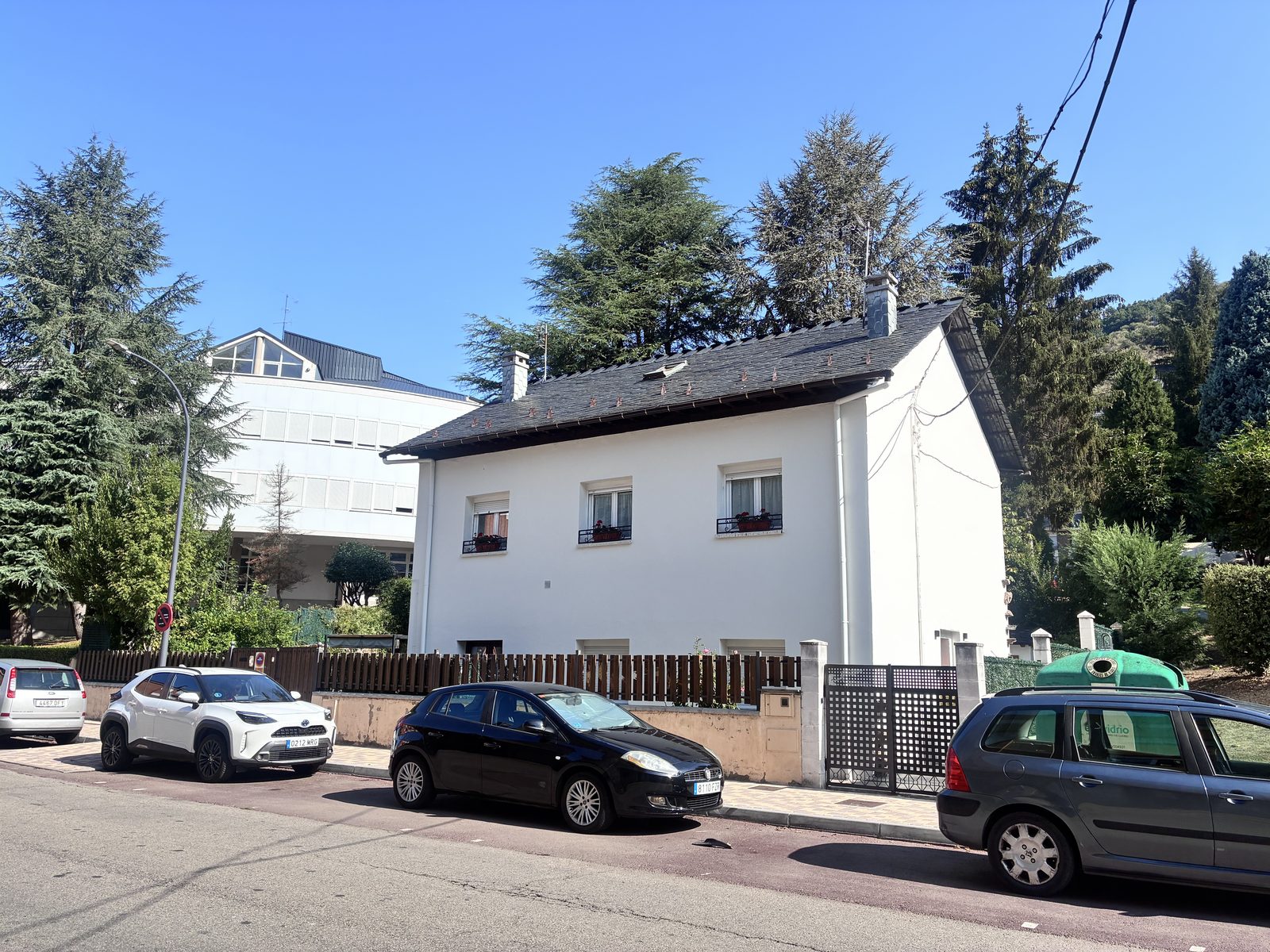 La casa vista desde la calle, con su fachada y tejado completos